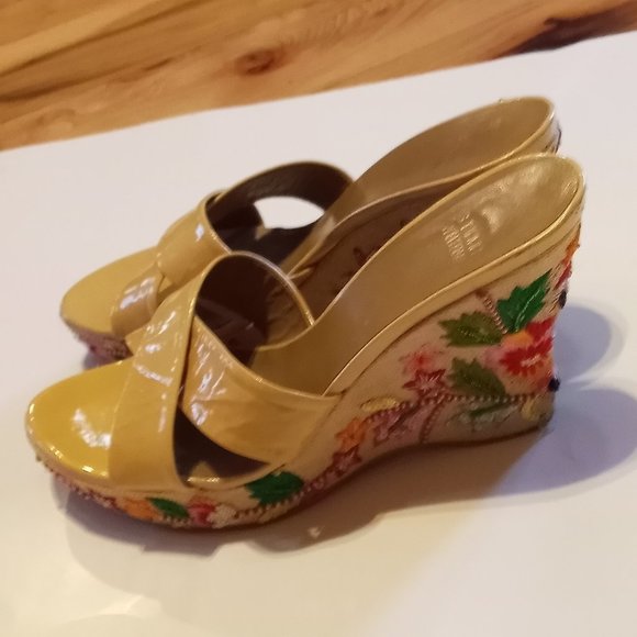 Stuart Weitzman Nude Patent Leather Beaded Embroidered Wedge Sandals sz 8